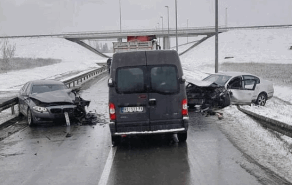 KARAMBOL NA ULASKU U NOVI SAD: U sudaru TRI VOZILA povređeni stariji MUŠKARAC i DEVOJKA (FOTO)

